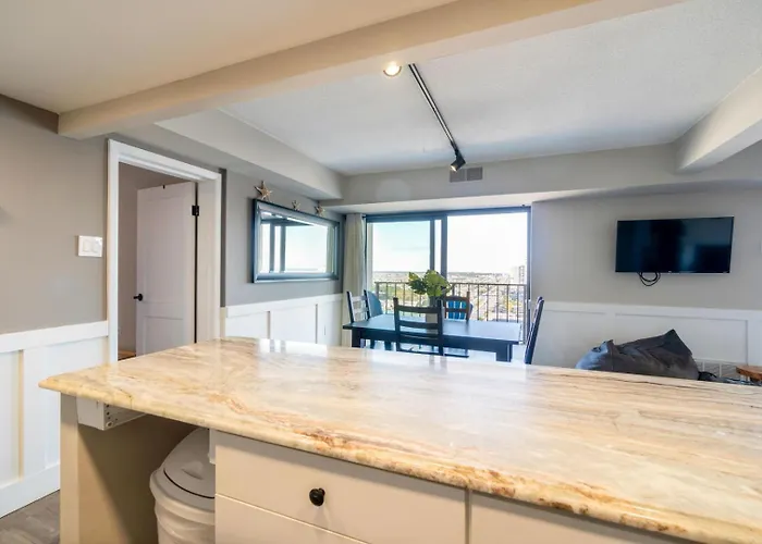 2 Bedroom With Beautiful Ocean And Bay Views *